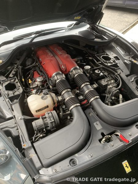 Ferrari Californiaのエンジンルーム全体。赤いヘッドカバーのV8エンジンと吸気ダクト。