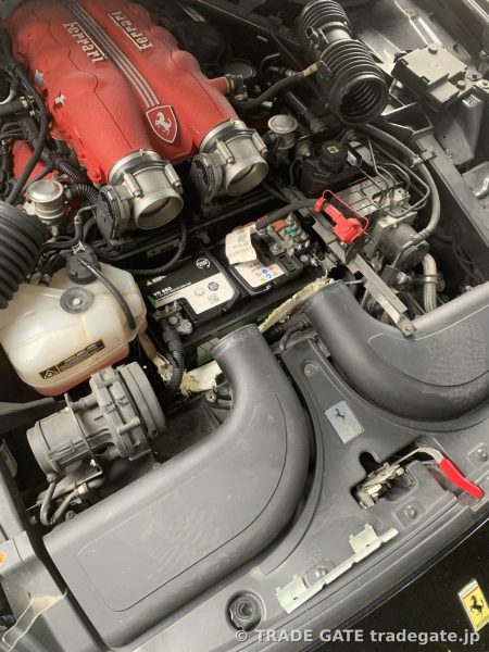 吸気ダクトが外され、新しいバッテリーが設置されたFerrari Californiaのエンジンルーム。