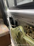 ハイエースのスライドドア内張りを外した作業中のドア内部