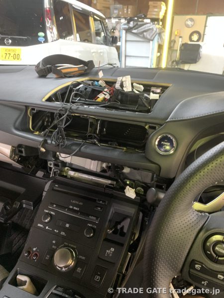 レクサスCT200hのダッシュボードが広範囲に分解され、中央部分には多くの配線が露出している。ステアリングとセンターコンソールも見える。