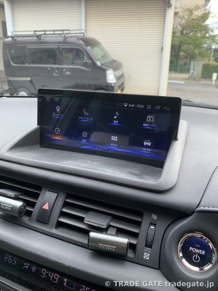レクサスCT200hのダッシュボードに設置されたAndroidモニターのホーム画面。Bluetooth、音楽、動画リストなど複数のアイコンが配置されている。