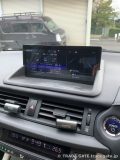 レクサスCT200hのAndroidモニターに表示されたメニュー画面。車両情報、エンターテイメント、設定などの選択肢が並ぶ。