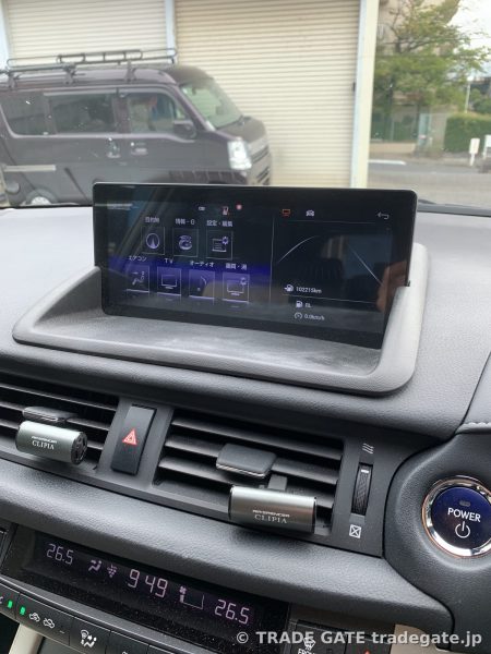 レクサスCT200hのAndroidモニターに表示されたメニュー画面。車両情報、エンターテイメント、設定などの選択肢が並ぶ。