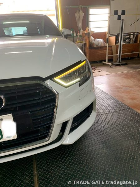 右側デイライトが部分的に黄色く変色したAudi A3のフロント