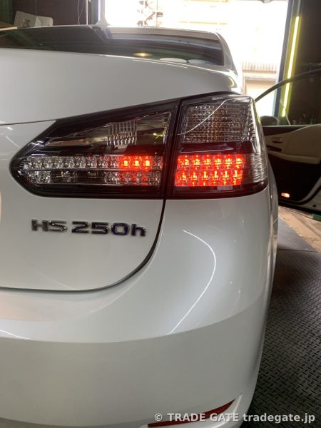 修理後、正常に点灯しているレクサス HS250hの右リアテールランプ。