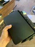 取り外されたナビユニット本体を手に持っている様子