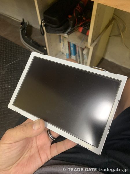 ユニットから取り出されたナビディスプレイの液晶パネル単体