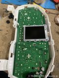 分解されたメーターユニットの裏側にある基板