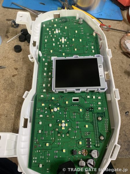 分解されたメーターユニットの裏側にある基板