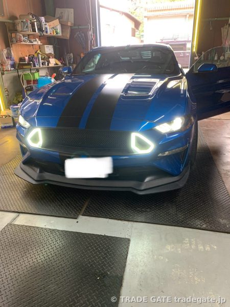 青いマスタング後期型がショップに駐車している状態