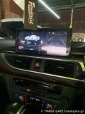 Audi A7の車内、取り付けられたAndroidナビに車両情報が表示されている