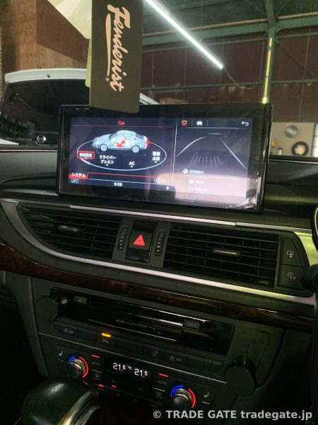 Audi A7の車内、取り付けられたAndroidナビに車両情報が表示されている