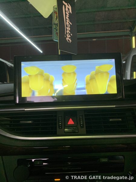 Audi A7の車内、取り付けられたAndroidナビで動画コンテンツが再生されている