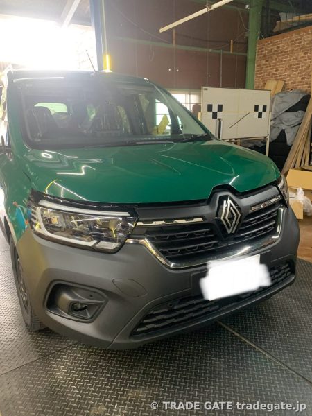 ルノー グランカングーのフロント全体、鮮やかな緑色の車体が特徴。