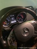 メルセデス G63ゲレンデの運転席。ステアリングとメーターパネルが表示されている。