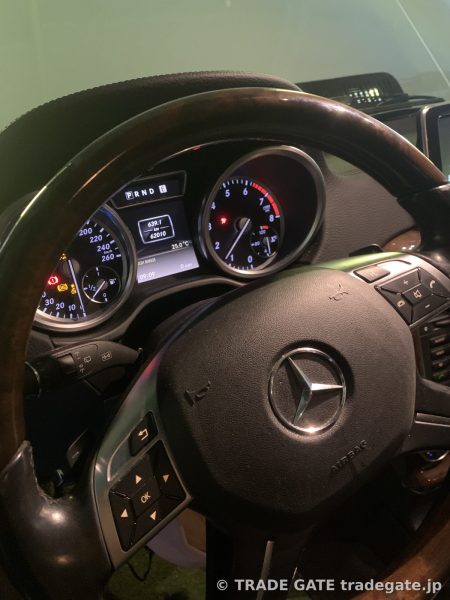 メルセデス G63ゲレンデの運転席。ステアリングとメーターパネルが表示されている。