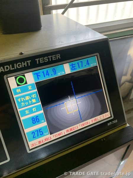 ヘッドライトテスターの画面。「カット無」と表示された光軸測定結果。