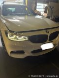 白いBMW F34のフロント全体。右側のデイライトが黄色く変色している状態。