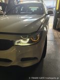 白いBMW F34のフロント。右側のデイライトが特に強く黄ばんで見え、左右で色が異なっている。