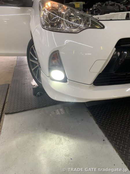 LEDに交換され明るく点灯する白色のフォグランプ