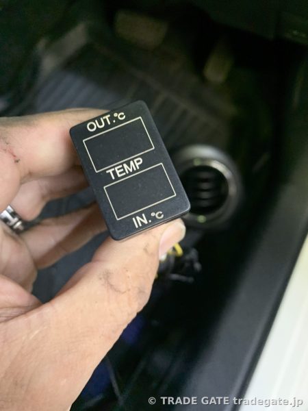 手に持たれた車内外温度を表示する内外気温計本体