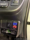 運転席右側のスイッチホールに設置され点灯している内外気温計