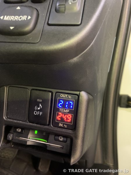 運転席右側のスイッチホールに設置され点灯している内外気温計