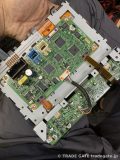 タッチパネルの基板を手に持って、電子部品と配線を確認している