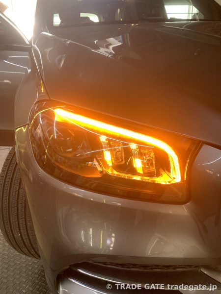 修理完了後、ヘッドライトと修復したウィンカーの点灯確認。LED光が明るく均等に発光