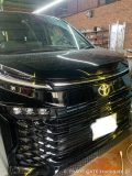 施工対象のブラックカラーVOXY、フロント側から撮影した全体