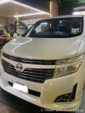 白のE52エルグランドのフロントビュー