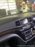 作業前のe52エルグランドの純正ナビ部分とダッシュボード