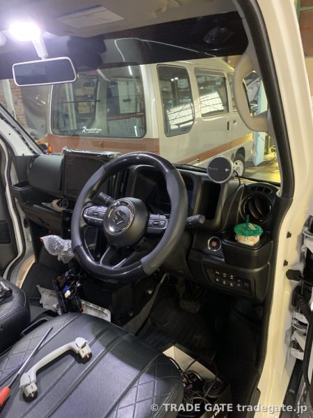 運転席から見たダッシュボードとハンドルの内部