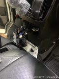 運転席側ドアを開けた状態での配線整理作業