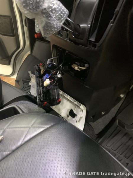 運転席側ドアを開けた状態での配線整理作業