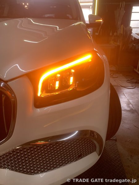 正常に点灯するメルセデス・ベンツGLSの右フロントウィンカー