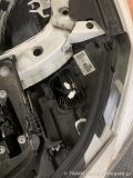 ボンネットを開けた状態のBMW F34ヘッドライト内部。配線やユニットが見える。