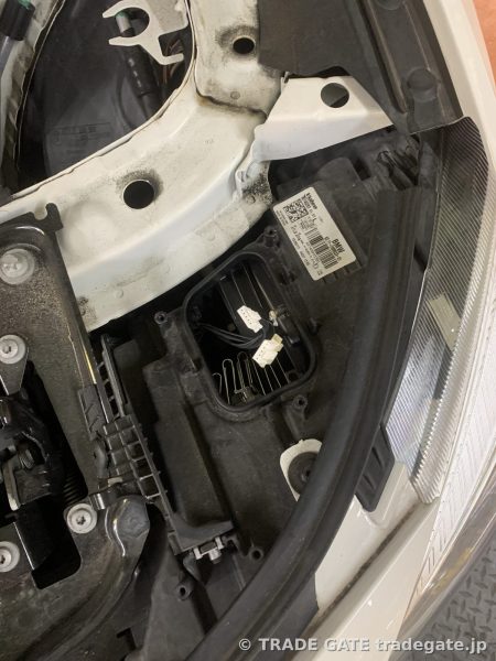 ボンネットを開けた状態のBMW F34ヘッドライト内部。配線やユニットが見える。