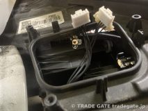 ヘッドライトユニットの開口部から見える導光チューブの先端。一部に汚れが付着している。