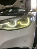 黄ばみ修理後のBMW F34のヘッドライトデイライト。左右ともに明るく白い光を取り戻している。