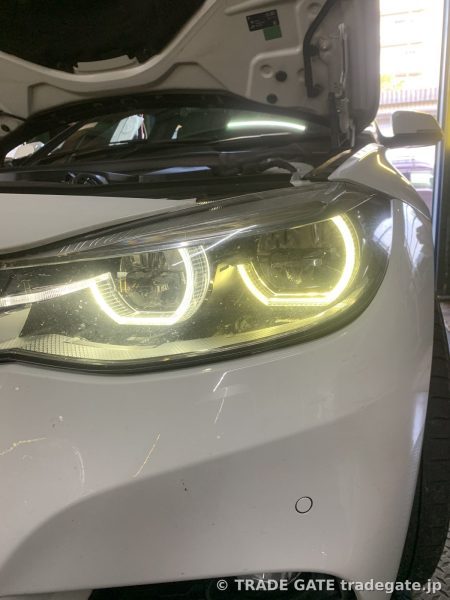 黄ばみ修理後のBMW F34のヘッドライトデイライト。左右ともに明るく白い光を取り戻している。