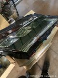 作業のため車両から取り外されたレクサスRXのヘッドライトユニット。
