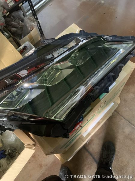 作業のため車両から取り外されたレクサスRXのヘッドライトユニット。