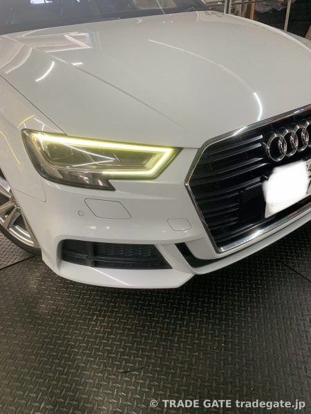 右側デイライトが黄色に変色し点灯しているAudi A3のフロント