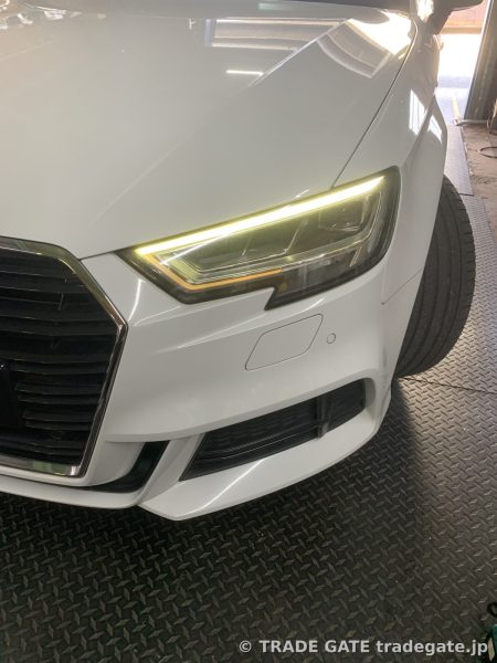左側デイライトも黄色味がかっているAudi A3のフロント