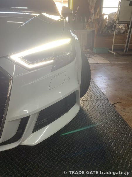 修理後、本来の白色で明るく点灯するAudi A3のデイライト