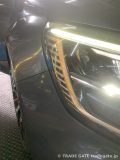 黄ばみが目立つルノー メガーヌRSの右デイライト部分のクローズアップ。