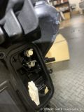 取り外されたヘッドライトユニットの背面。配線やソケットが見える。