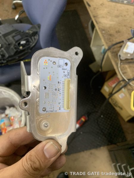 黄ばみ修理作業中のデイライトLED基板の背面。基板の回路が確認できる。