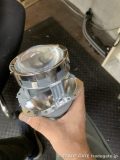 取り外したプロジェクターユニットを手で持っている状態